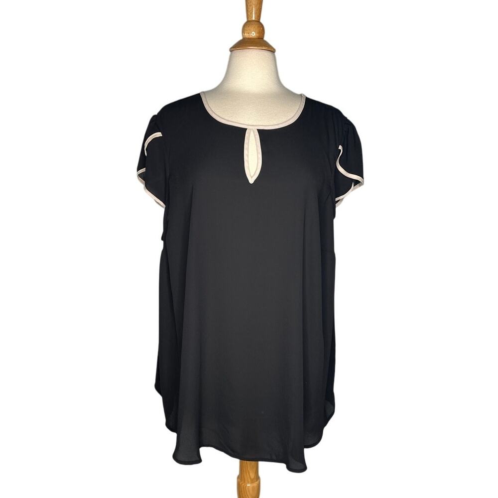 Torrid Black Blouse with Tan Trim Neutral Dress Blouse Keyhole Modest Office Y6